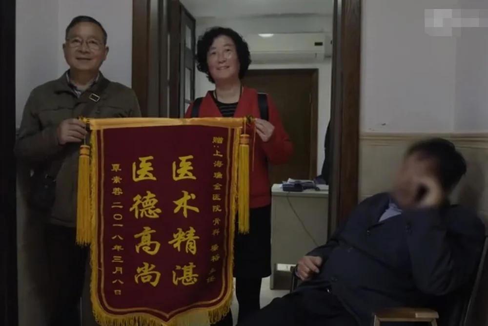这两张图片拍摄于瑞金医院的领导楼。右边这位不想按照约定时间拿病例单，因此赖在过道里。就在他拨打投诉电话的时候，这段时间来了三位送锦旗的患者。哪里都有“好”和“坏”，医院就是这样一个“矛盾”的标本。
