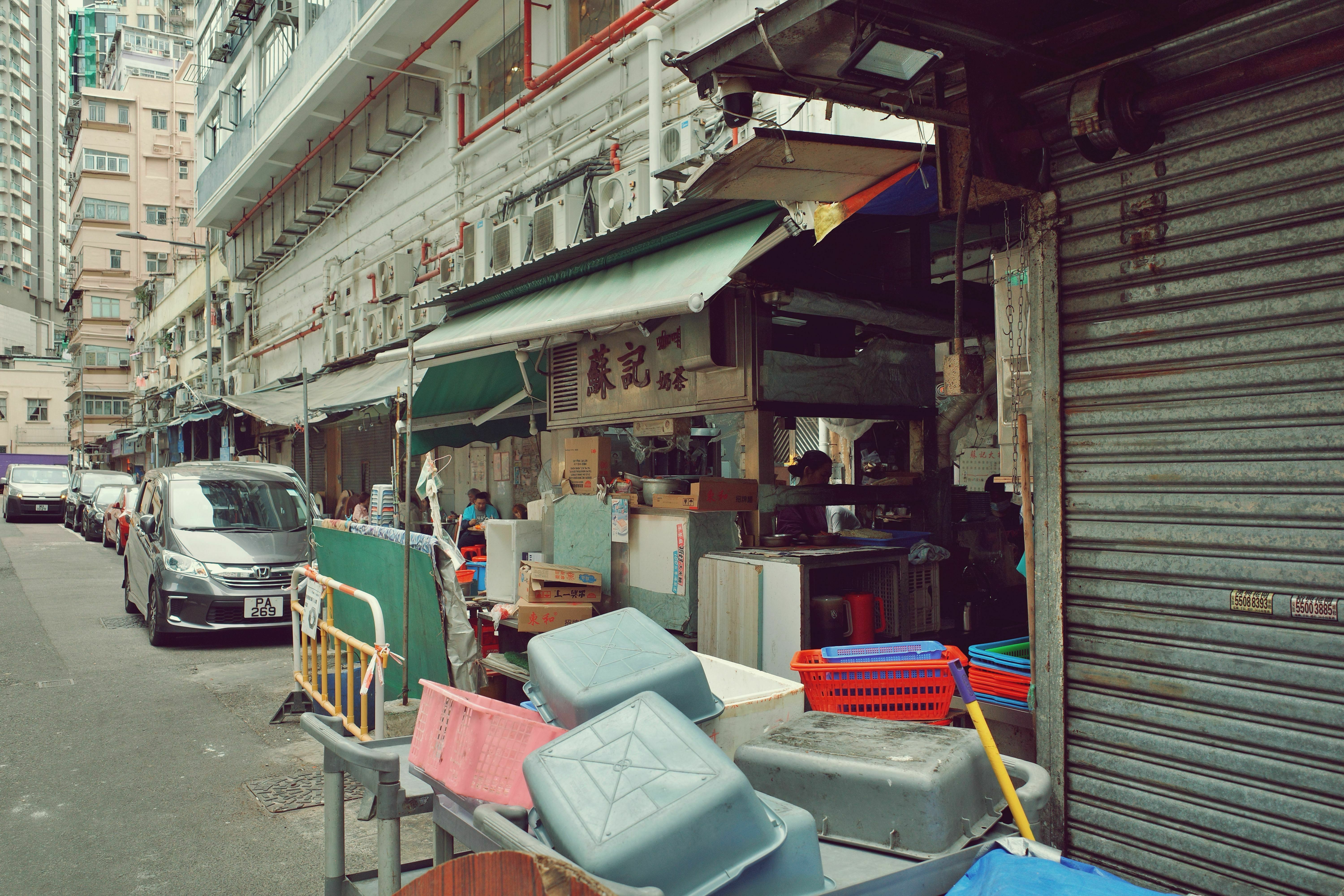 香港的大排档是街头文化的一部分，历史悠久，尤其在1950年代曾遍布整个城市。它们通常设立在开放的街道或临时搭建的棚架下，设施简单，环境亲民，提供地道的香港小吃。
