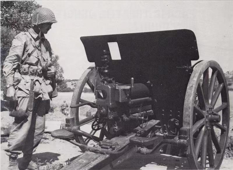 伞兵正在查看一门缴获的火炮。