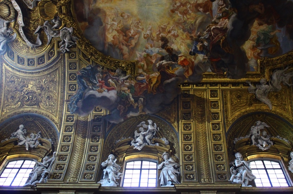 畫面與建築結構重疊，耶穌會教堂天頂畫，巴黎