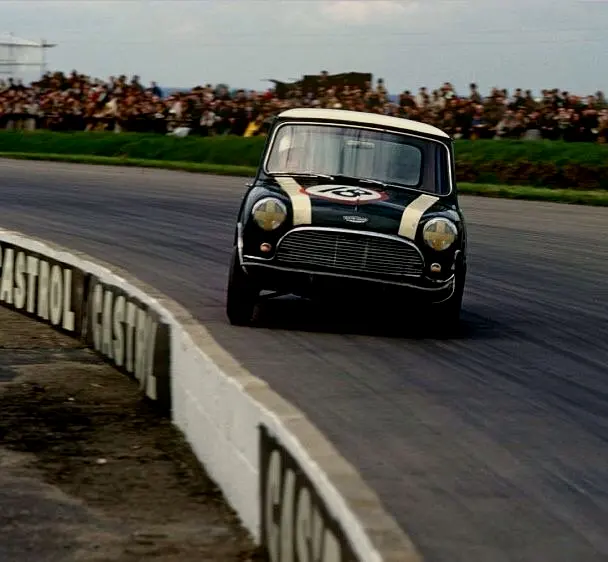 1963年Mini Cooper已作为赛车驰骋在英国银石赛道