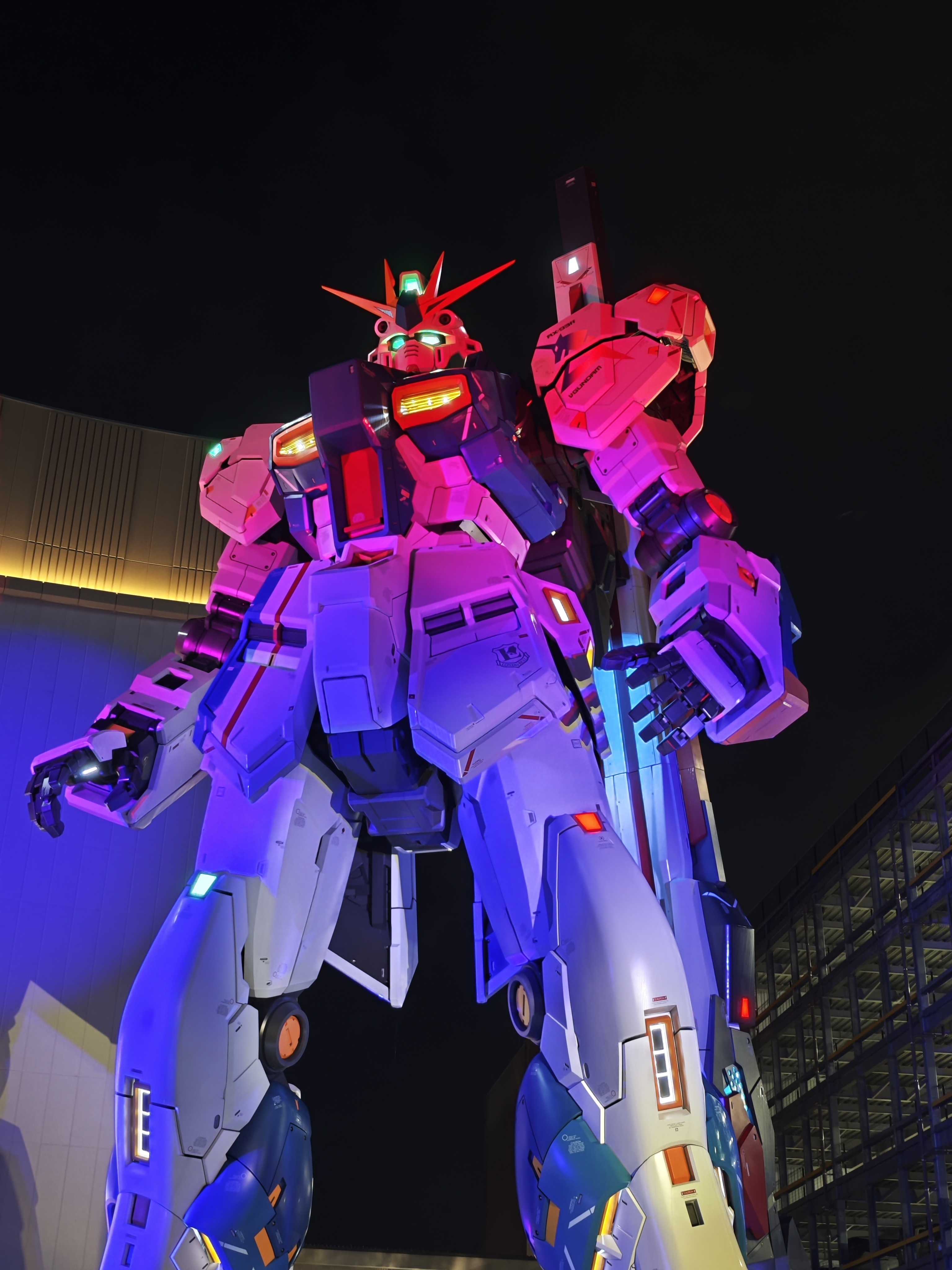 霓虹灯点缀的高达在夜色中熠熠生辉