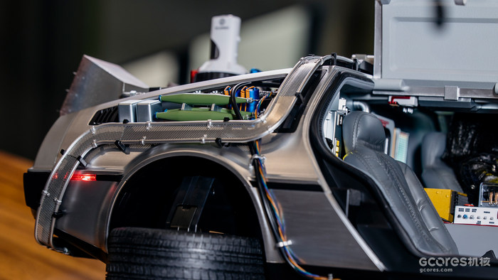 最经典的时光机归来,超大的1:6载具!HotToys《回到未来2》德罗宁时光车 最经典的时光机归来,超大的1:6载具!HotToys《回到未来2》德罗宁时光车