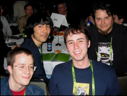 同样在2005年独立游戏节上，一行人与《块魂》制作人高桥庆太（左上）的合影