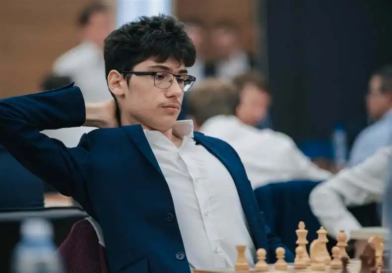 Alireza Firouzja阿里雷萨·菲卢兹雅，伊朗裔法国棋手。这性感的小胡须。想起来有个法国动画电影《I lost my boday》，推荐