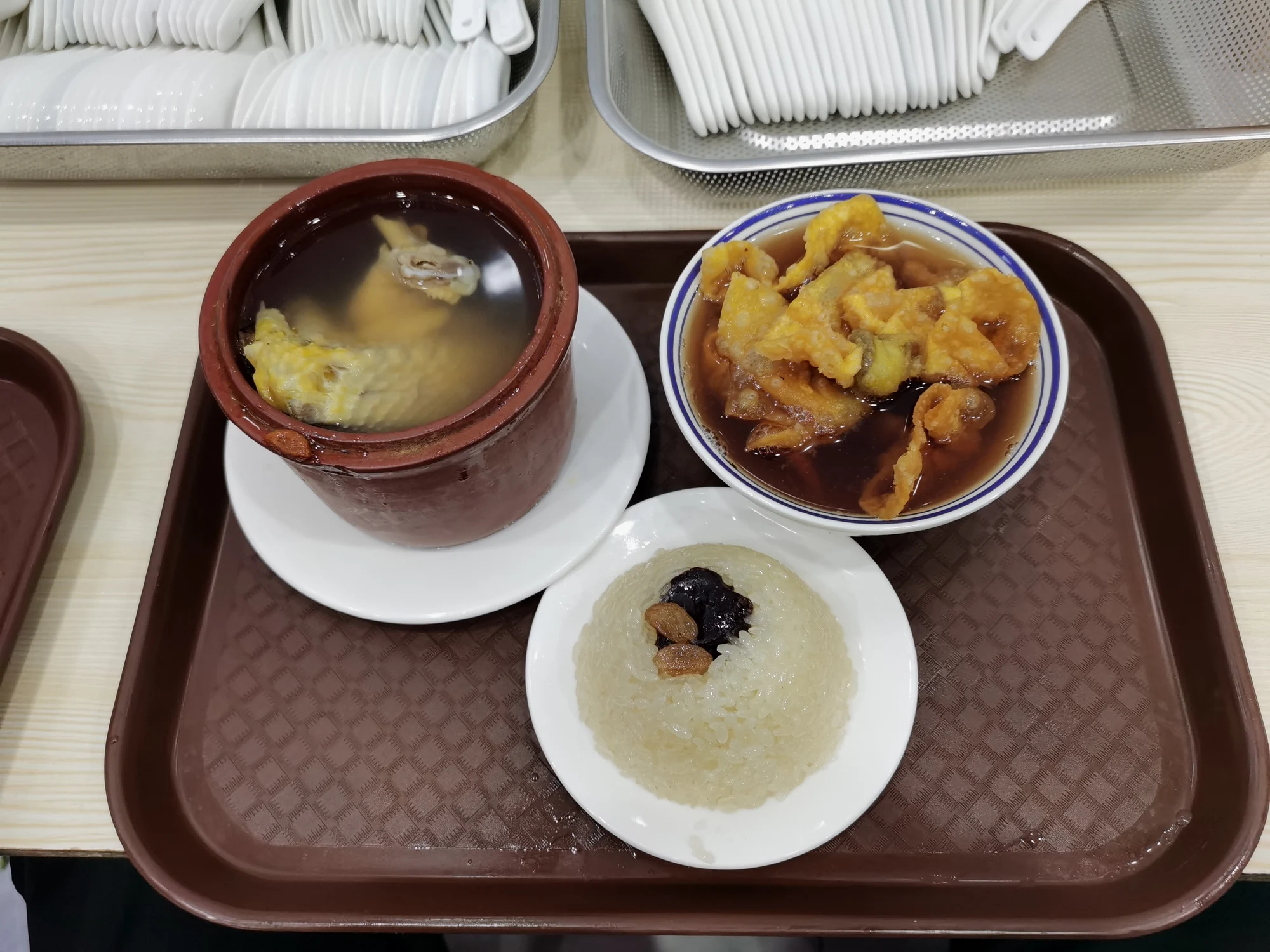 下岗街夜市的梁氏炖品，东西是真的好吃，甜饺甜饭听起来甜得发齁，但是实际是一入口感觉刚刚好，炖汤特别好喝，人是真的特别多，从白天到晚上都是