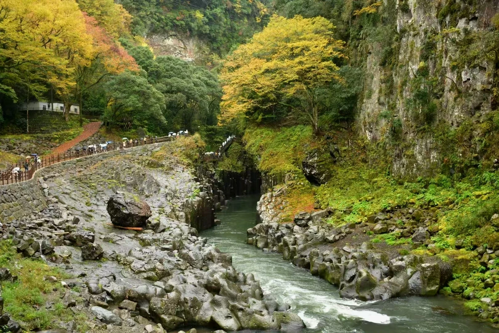 从峡谷一侧望向深处