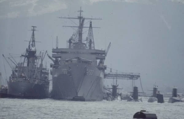 “西蒙湖”号和基地内的潜艇