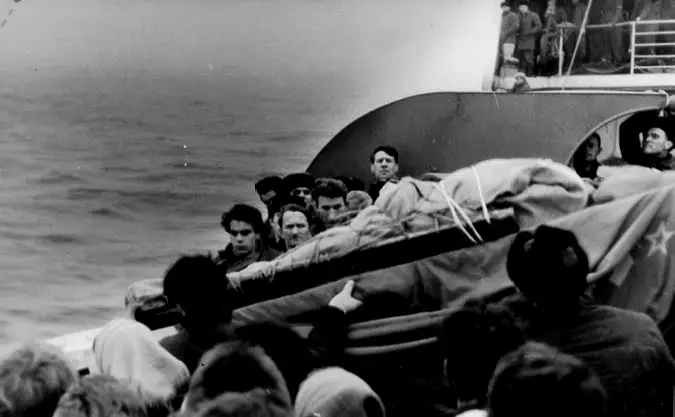 一位落水死去的苏联船员的葬礼仪式