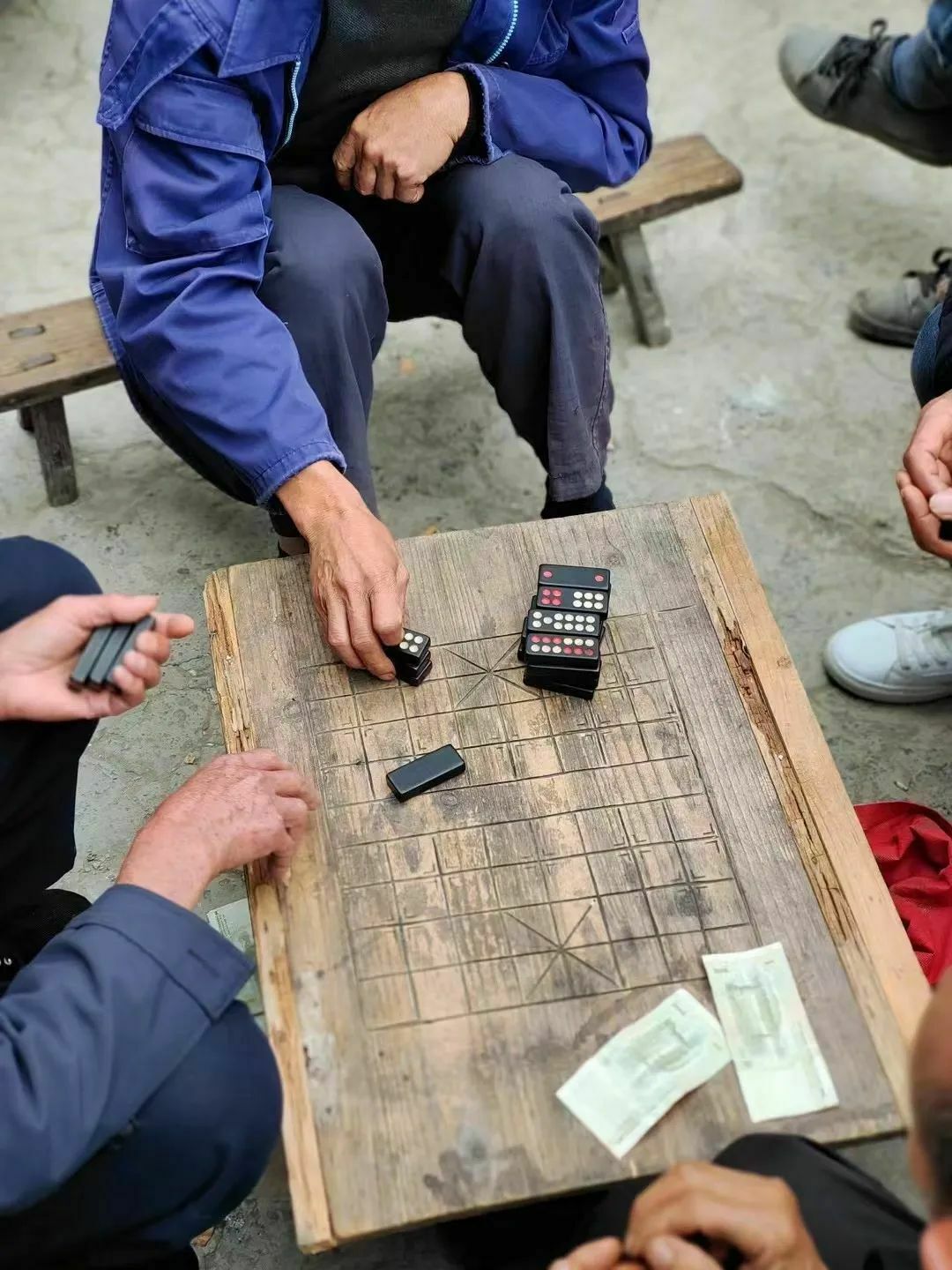 大利侗寨，村民正在玩骨牌 - 拍摄者：计炜琼
