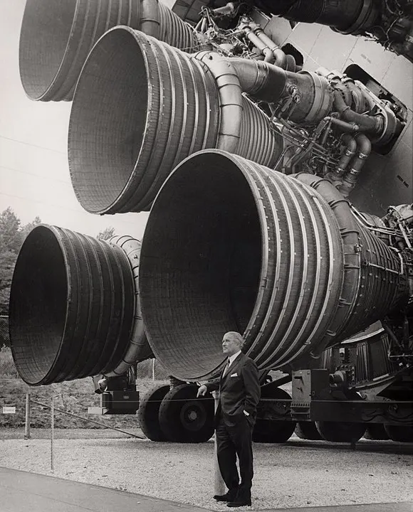 冯.布劳恩和巨大的F-1发动机的合影