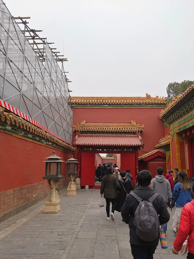 今天的太极殿门外，左侧隔壁就是正在维修的养心殿