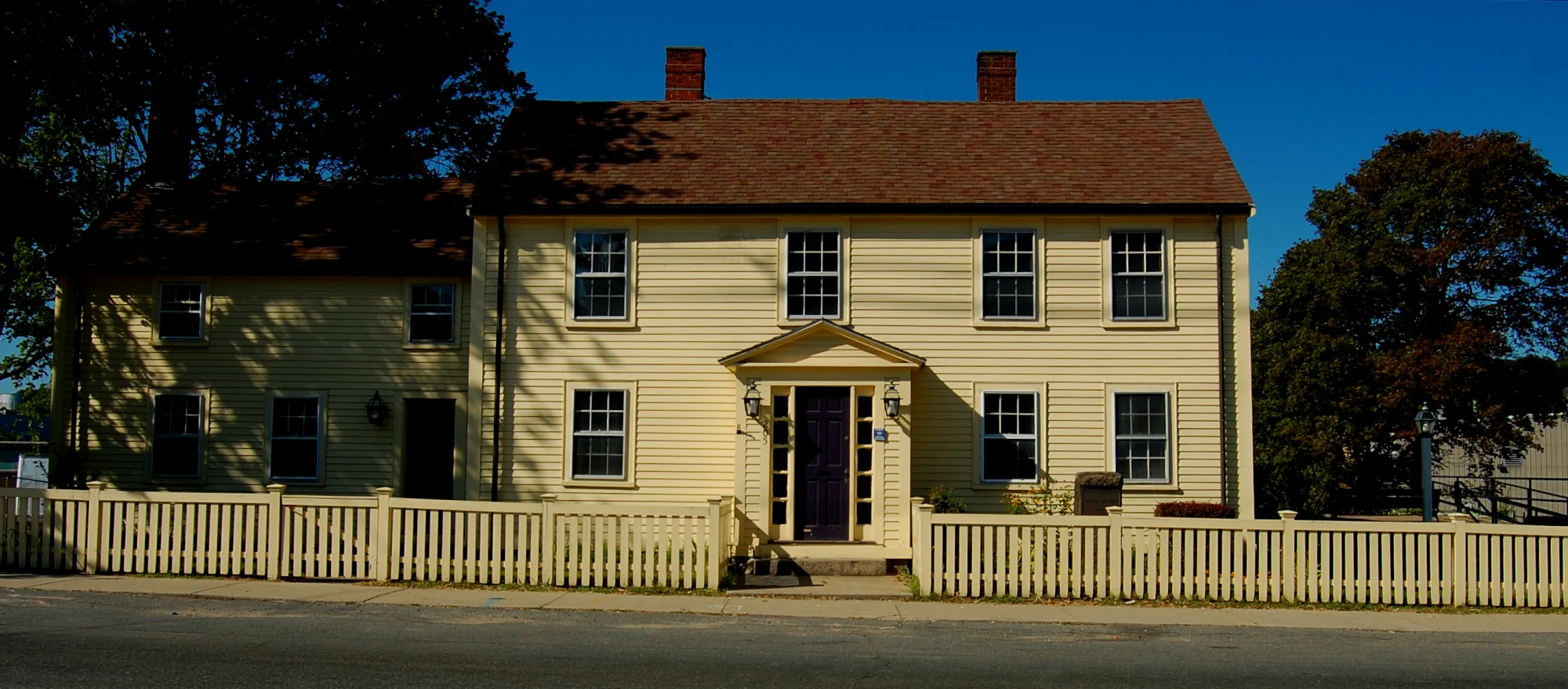 乔治·皮博迪和玛丽·皮博迪的父母分别是托马斯·皮博迪和朱迪思·道奇（Thomas Peabody and Judith Dodge），图中的房子是他的出生地。