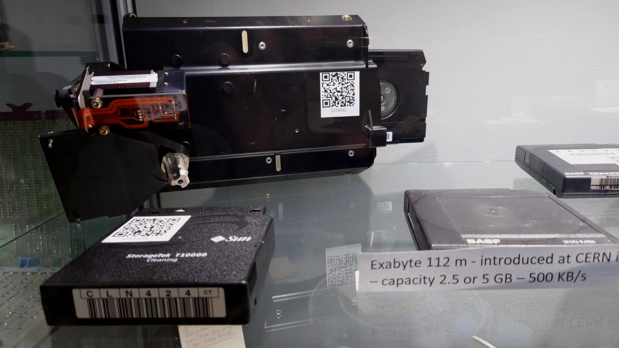 存储设备，靠近屏幕的最左边那个方形的黑盒子就是现在也在使用的同款磁带。