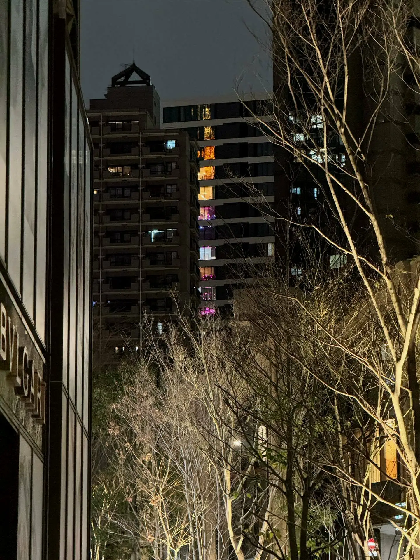 与对面建筑的玻璃墙相映成趣