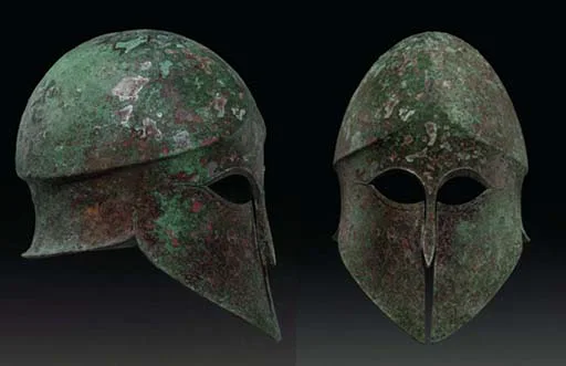 前5世纪的科林斯头盔，护鼻和护颊几乎重合了