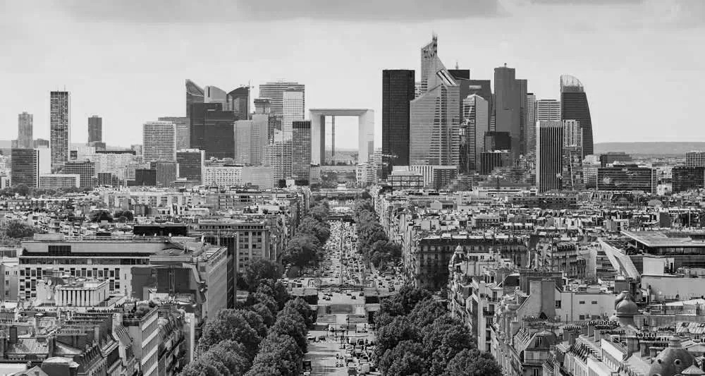 巴黎的德方斯区（1963年--）。它拥有巴黎都会区中最多的摩天大厦