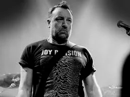 穿着Joy Division t恤的Hook。