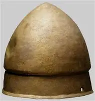 前5世纪的皮洛斯盔，没有装饰可见