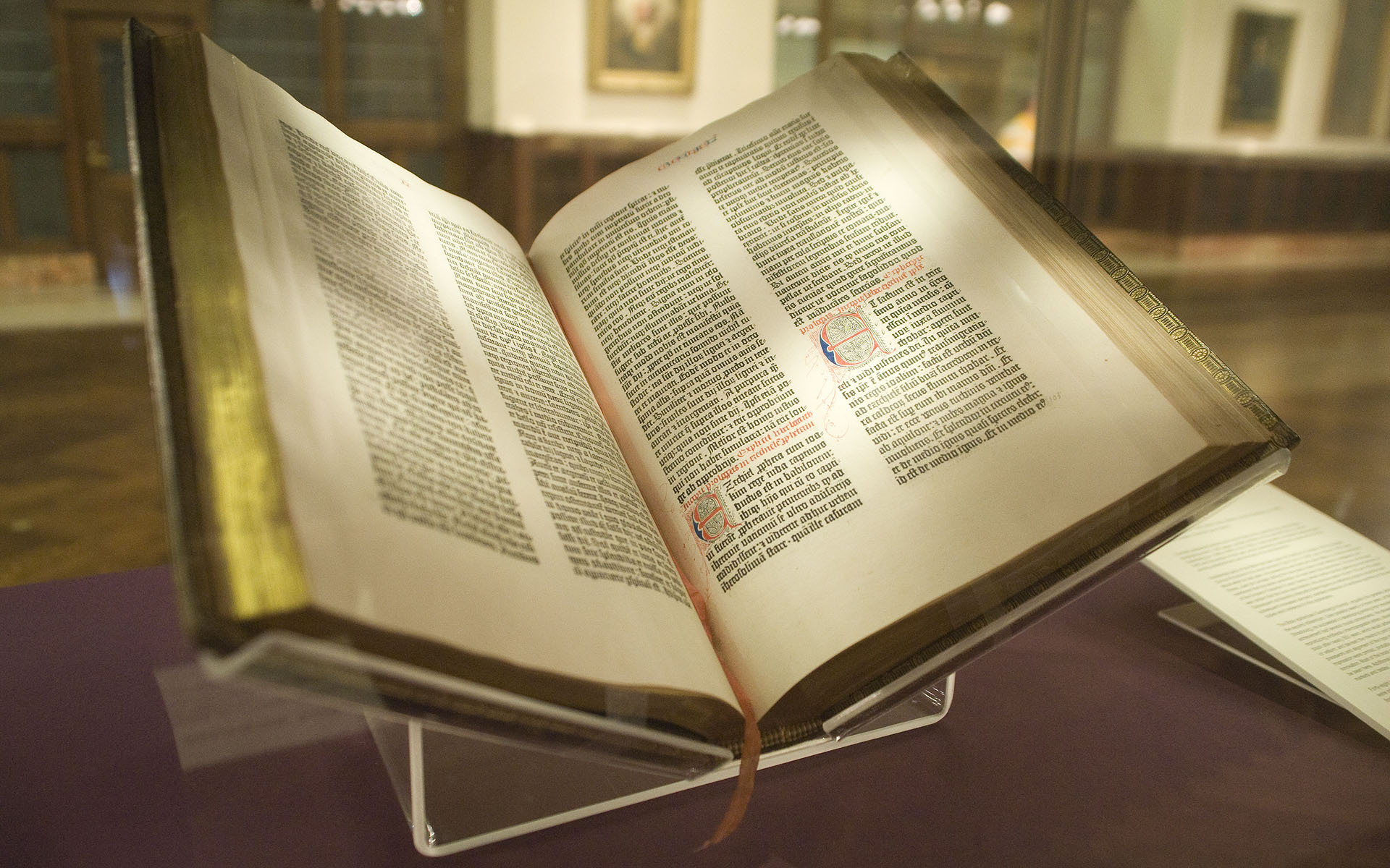 古腾堡圣经。印刷术和《圣经》新版翻译的推出，沉重动摇了教会的释经权。